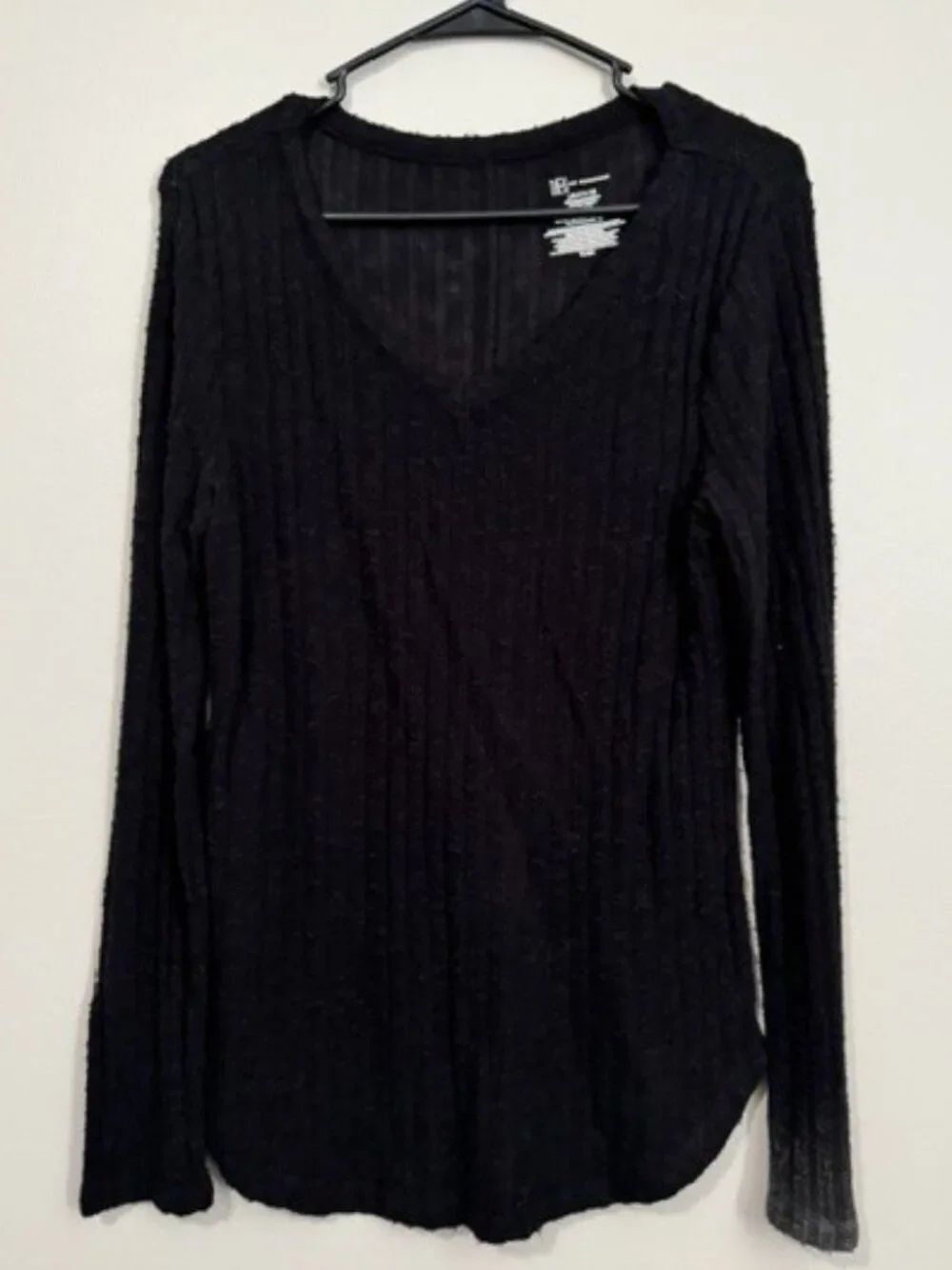 Woman's No Boundaries Long Sleeve V Neck Sweater Color Black Size Large